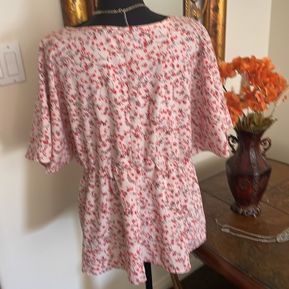 Cute blouse!! 1X - Picture 4 of 6